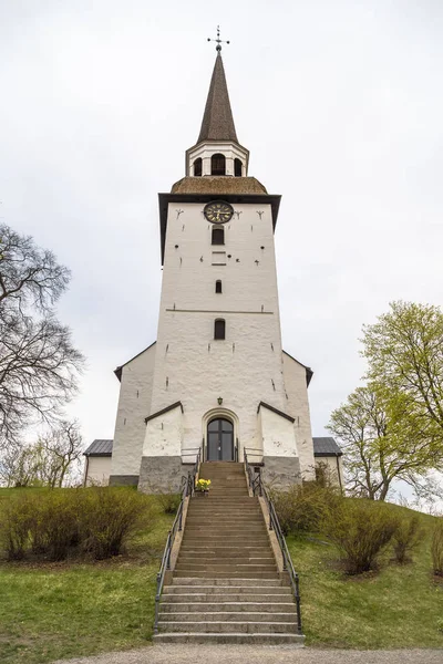 Alte Kirche aus weißem Stein — Stockfoto