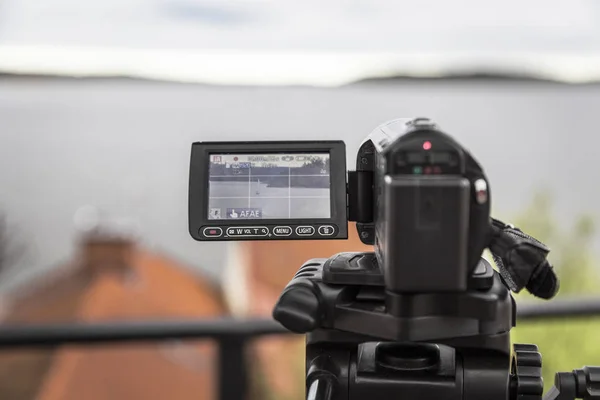 Videocamera scatta un paesaggio con uno yacht Foto Stock Royalty Free