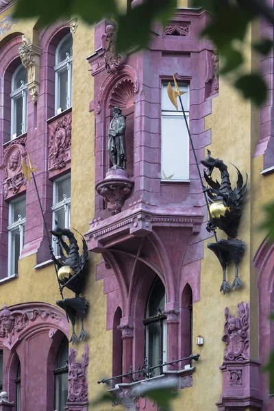 Fragment der Fassade des Gebäudes mit Drachen — Stockfoto