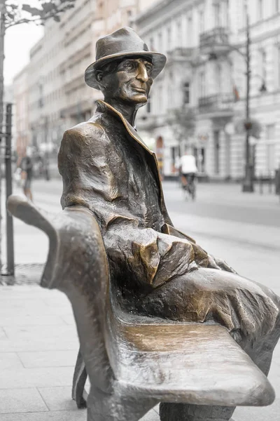 Monumento en la calle Piotrkowska en Lodz - Un hombre se sienta en un banco — Foto de Stock