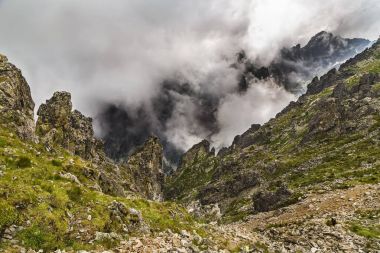  dağ bulutlar arasında ile içi boş