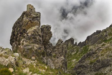 Bir dağ geçidinde büyük kayalar