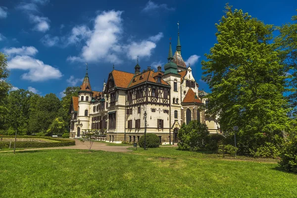 Лесна замок у Чехії — стокове фото