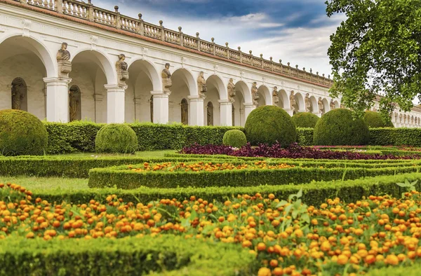 Colonnade en el jardín de flores —  Fotos de Stock