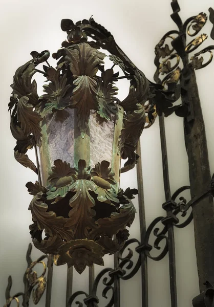 Lampadaire antique exquis — Photo