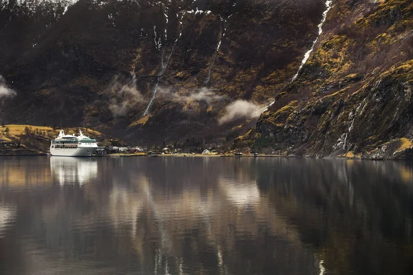 Fjord en een cruise liner — Stockfoto