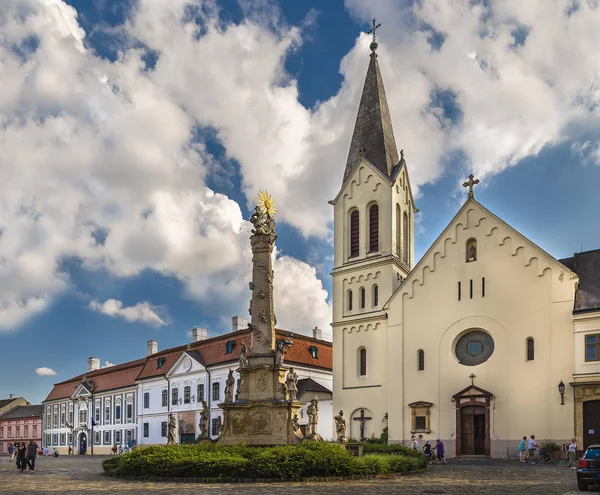 Iglesia franciscana y columna de peste — Foto de Stock