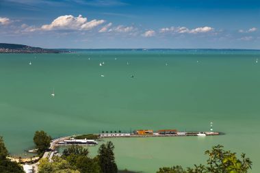 Balaton Gölü üzerinde birçok beyaz yatlar