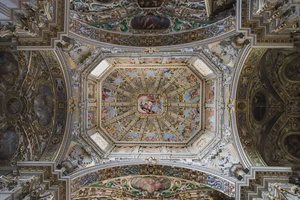 豊富な装飾的な天井画 — ストック写真