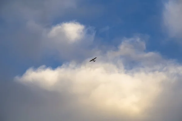 Lätta skruv flygplan i utrymmet mellan molnen — Stockfoto