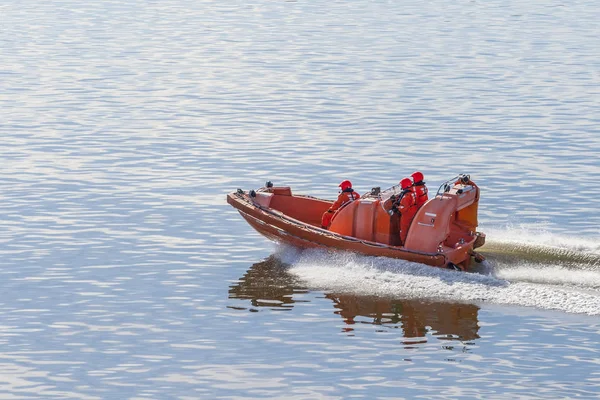 Rescue team op een motorboot — Stockfoto