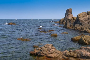 Taş kayalar ile kayalık deniz kıyısı