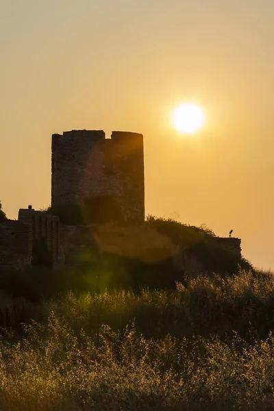 Resti di un antico mulino in pietra bianca — Foto Stock