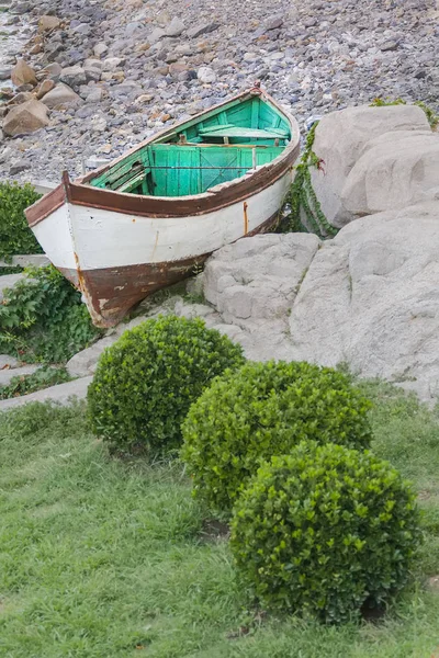 Een houten boot ligt aan de kust — Stockfoto