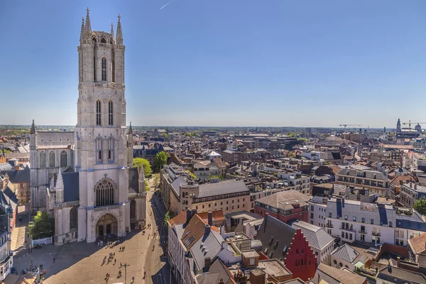 Gent 'in çan kulesinden şehrin panoraması. 