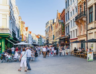 Antwerp Caddesi 'nde çok sayıda gezgin ve kafe ziyaretçisi var.