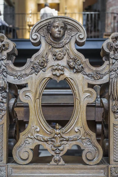 Rzeźba z drewna dekoracyjnego we wnętrzu Kościoła — Zdjęcie stockowe