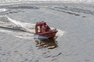 Kurtarma botu ve denizde mürettebat manevraları.