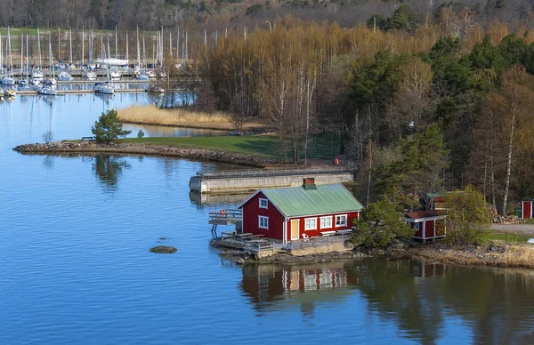 Kleines Haus am Ufer des Golfs von Finnland — Stockfoto