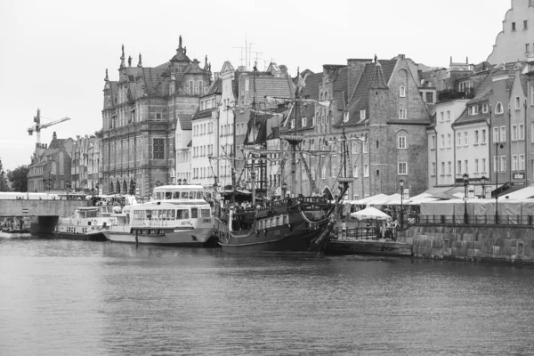 Schip in de vorm van een piratenfregat — Stockfoto