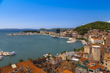 Yat ve gemilerle deniz koyunu ikiye böleceğiz.