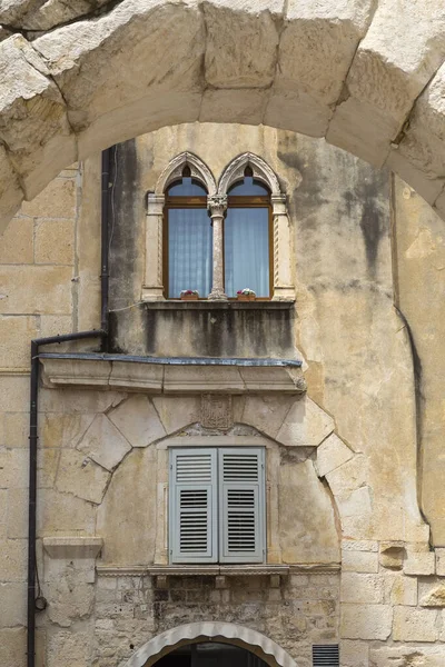 Frammento di una casa con belle finestre veneziane — Foto Stock