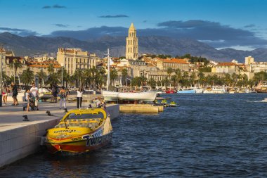 Park halindeki tekneler ve yatlarla bölüşün.