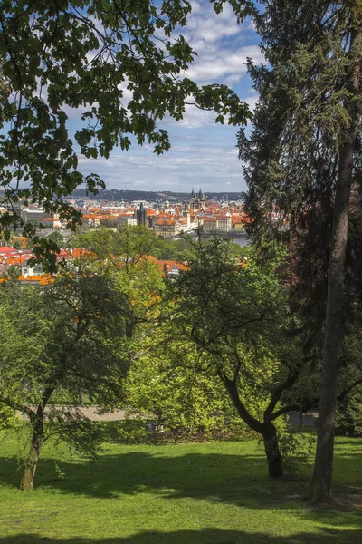 Vltava en het oude stadsplein met de Tynkerk — Stockfoto