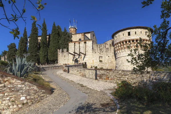 Medeltida slott med crenellated Tower — Stockfoto