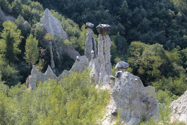 Paisagem com vista para as pirâmides de giz — Fotografia de Stock