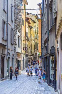 Tarihi binaları ve yürüyen turistleri olan eski bir kasaba caddesi.