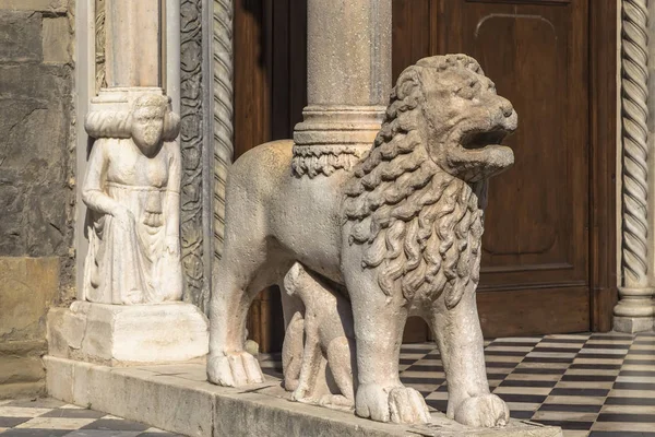 Gate of the white lion — Stock Photo, Image