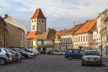 Melnik, Çek Cumhuriyeti - Mayıs 06, 2015: Prag, Çek Cumhuriyeti yakınlarındaki antik Melnik şehrinin sokaklarından biri, park etmiş arabaları ve büyük saatli bir kulesi var.