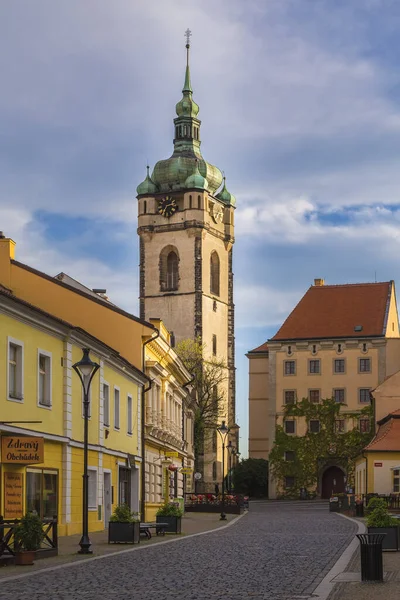 Czech Republic 2015年5月6日 街の風景 数多くのカフェが立ち並ぶ日没時の旧市街地と 聖ペテロ教会とパウロ教会の高い時計塔 — ストック写真