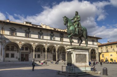 Floransa, İtalya - 27 Ekim 2014: Floransa 'daki Piazza della Santissima Annunziata' da Grandük I. Ferdinando de Medici 'nin Binicilik Anıtı