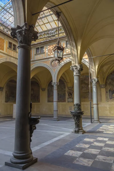 Atrium Baziliky Nejsvětější Zvěstování Basilica Della Santissima Annunziata Nádhernými Freskami — Stock fotografie