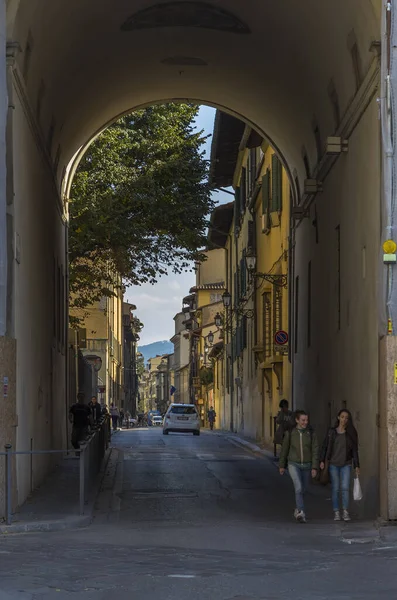 Florencja Włochy Października 2014 Widok Przez Łuk Ulicę Florencji Starymi — Zdjęcie stockowe