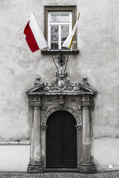 Las Puertas Antiguo Edificio Con Elegante Pórtico Ventana Banderas Por — Foto de Stock