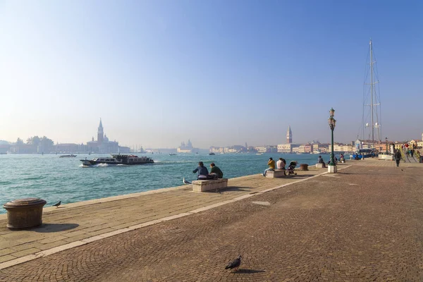 Wenecja Włochy Listopada 2014 Przytulny Słoneczny Dzień Nabrzeżu Wenecji Widokiem — Zdjęcie stockowe