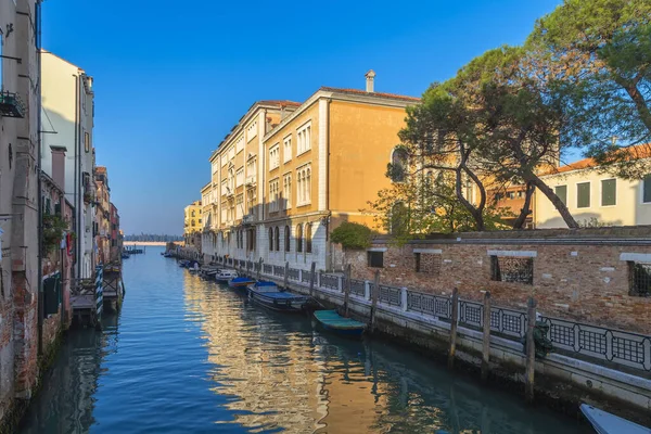 Benátky Itálie Jeden Benátských Kanálů Čluny Motorovými Čluny Krásnými Starými — Stock fotografie