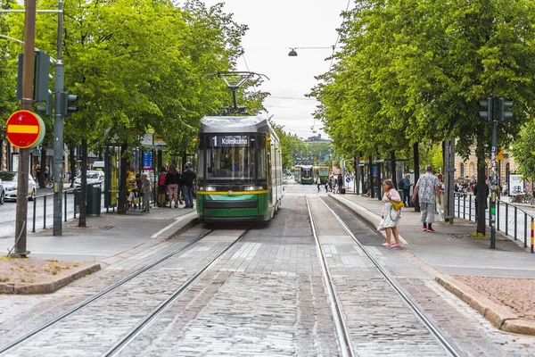 芬兰赫尔辛基 2019年8月5日 城市的中心街道之一 有轨电车 人行横道和在车站等待城市交通的人 — 图库照片