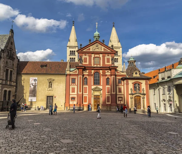 捷克共和国布拉格 2015年5月4日 圣乔治大教堂 游客和度假者在广场前面走过 — 图库照片