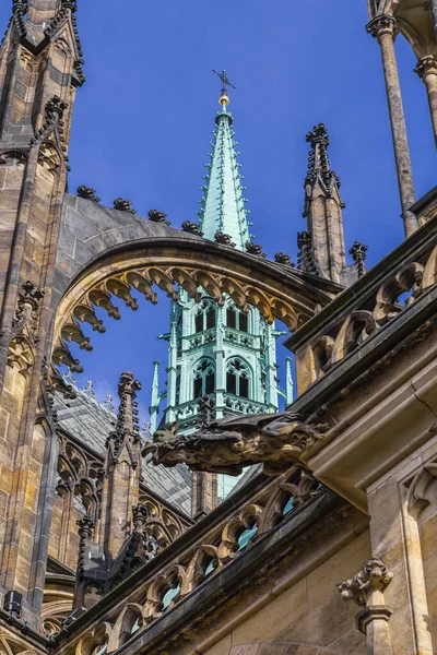 捷克共和国布拉格 圣维图斯大教堂的塔楼之一 塔尖顶部有一个十字架 免版税图库图片