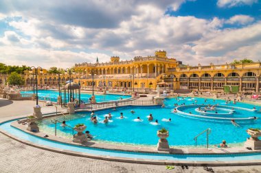 Budapeşte, Macaristan - Mayıs 05, 2014: Szechenyi Hamamları - Suyu olan büyük havuzlar mavi ve bina işareti sarı