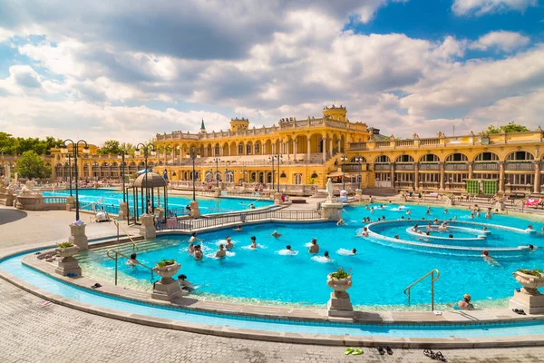 Budapest Ungarn Mai 2014 Szechenyi Bad Große Becken Der Straße Stockfoto