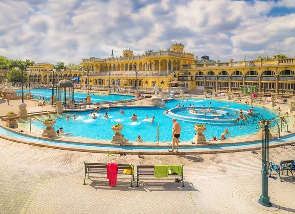 匈牙利布达佩斯 2014年5月5日 Szechenyi浴池 街道上的大水池是蓝色的 建筑标志是黄色的 图库图片