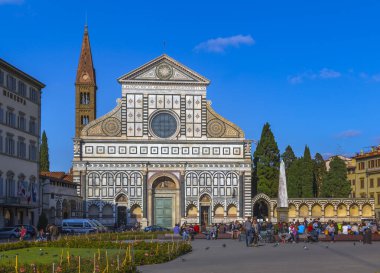 İtalya, Floransa - 26 Ekim 2014: Santa Maria Novella Bazilikası ve önünde bir sürü insan olan bir meydan