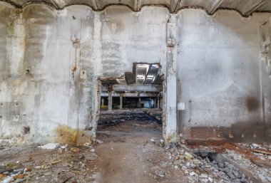 Endüstriyel kurumsal binalar kalıntıları terk edilmiş ya da yok.