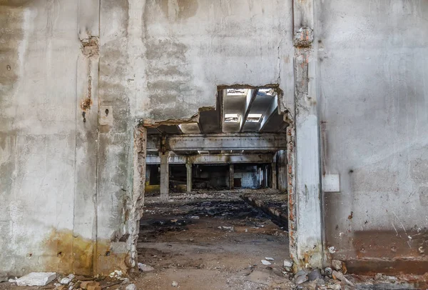 Ruins of industrial enterprise buildings abandoned or destroyed. — Stock Photo, Image