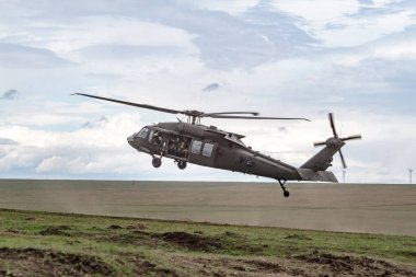 gökyüzünde uçan askeri helikopter uçağı 